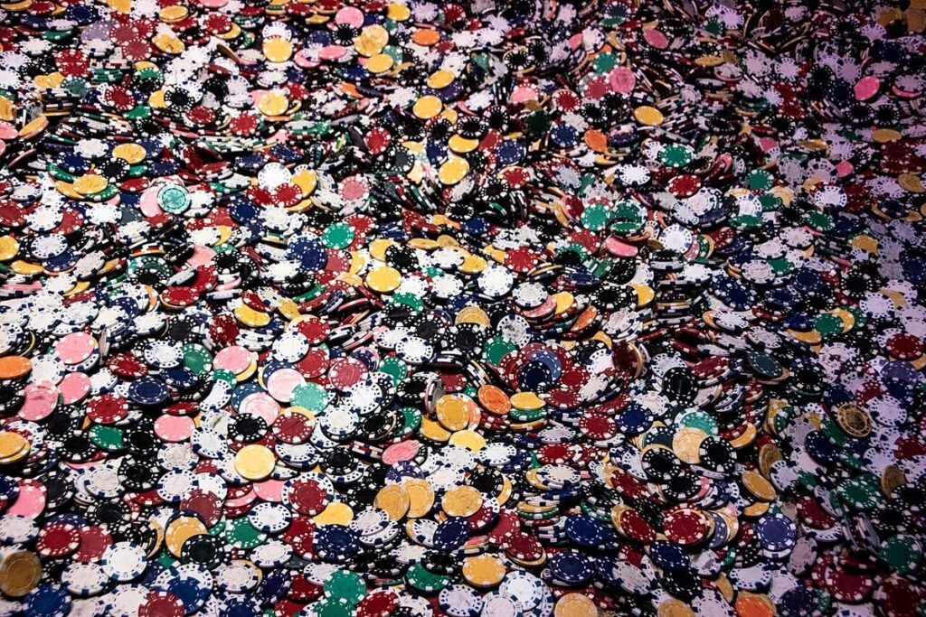 Immense tas de jetons de poker multicolores répandus en vrac