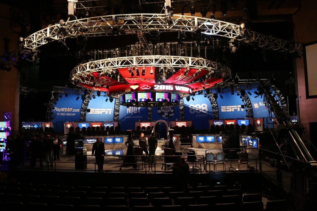 Salle du Main Event des WSOP 2015 à Las Vegas avec sa scène illuminée, ses écrans et ses rangées de tables